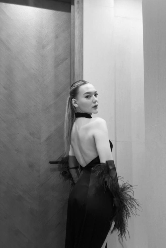 Атласное черное платье