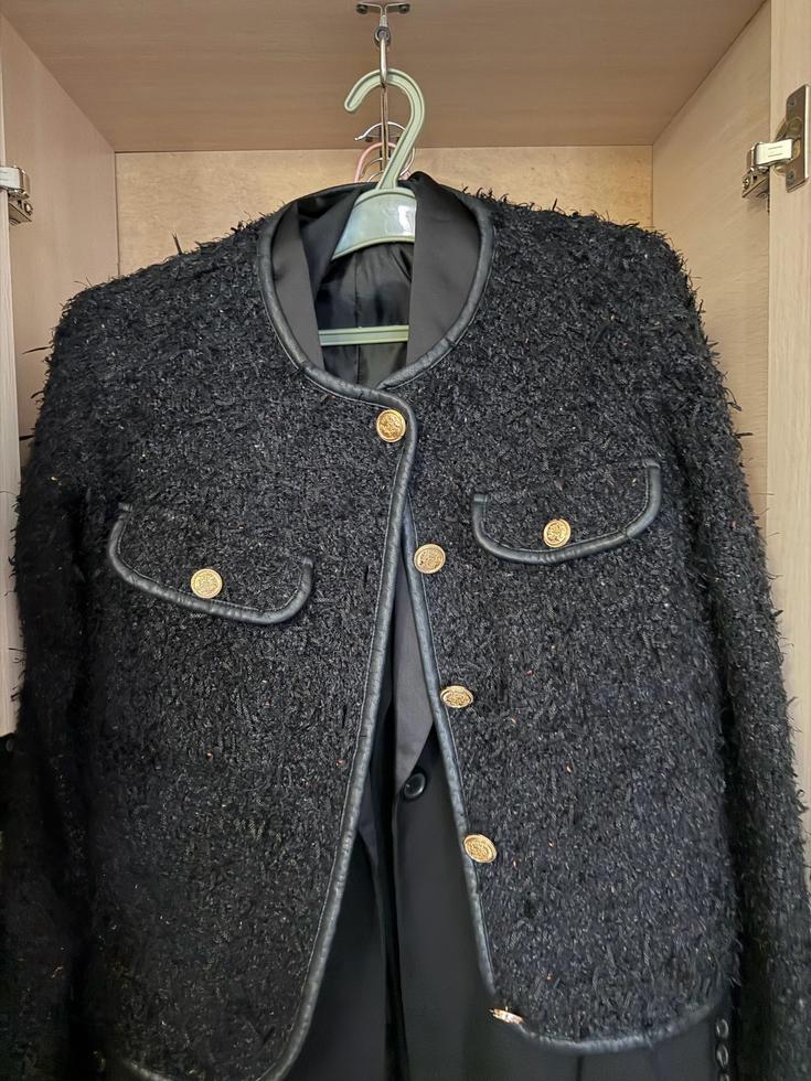 Черный пиджак в стиле chanel