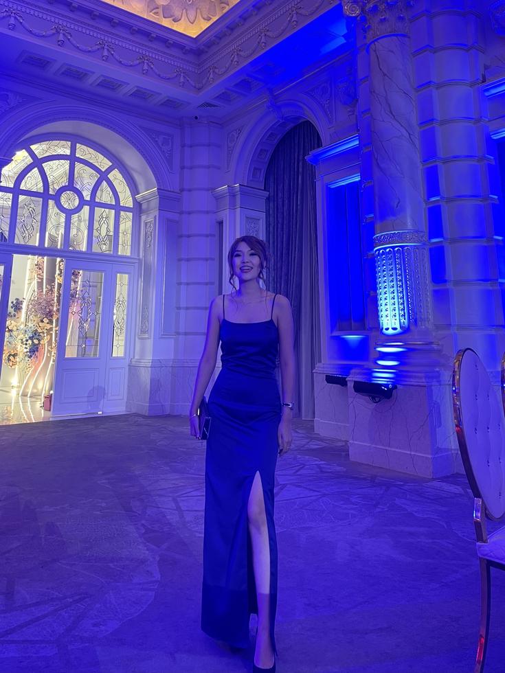 Шёлковое платье глубоко синего оттенка с вырезом