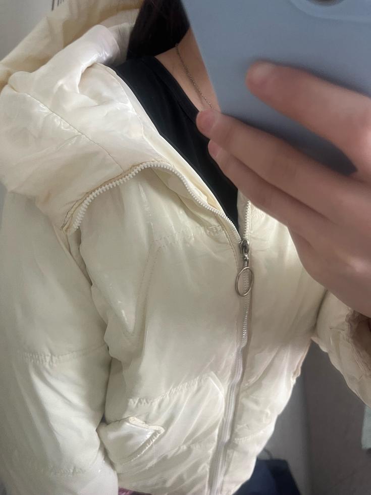 бежевая куртка