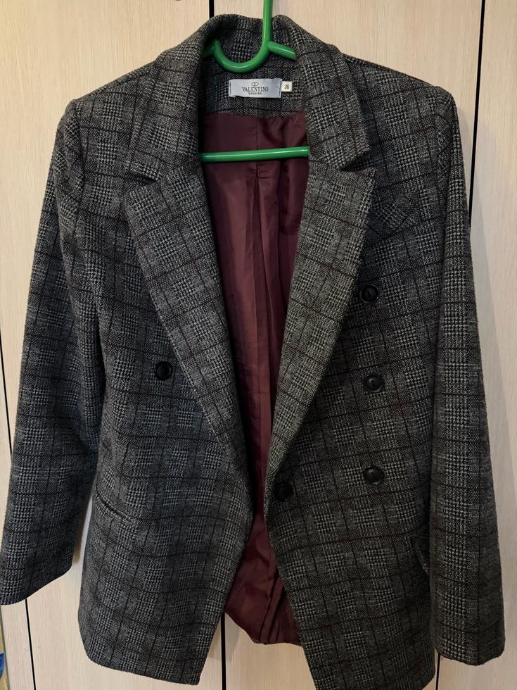 Серый пиджак в клетку