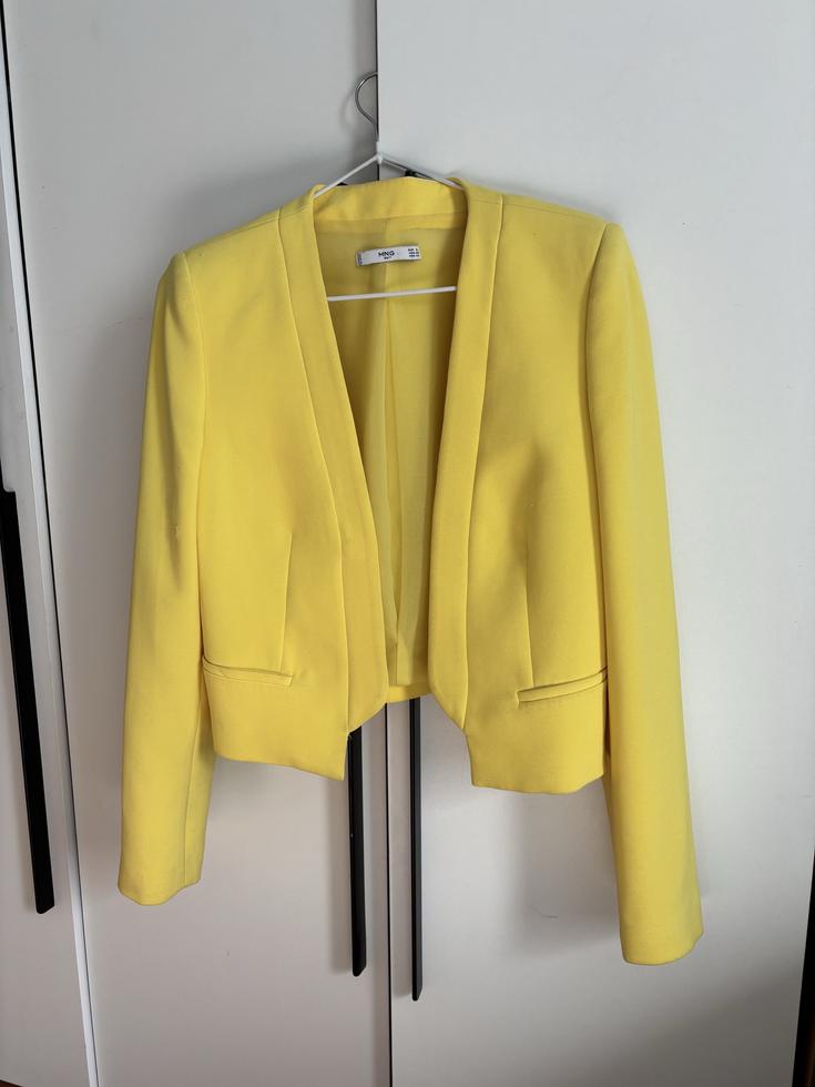 Жёлтый кроп пиджак от MANGO