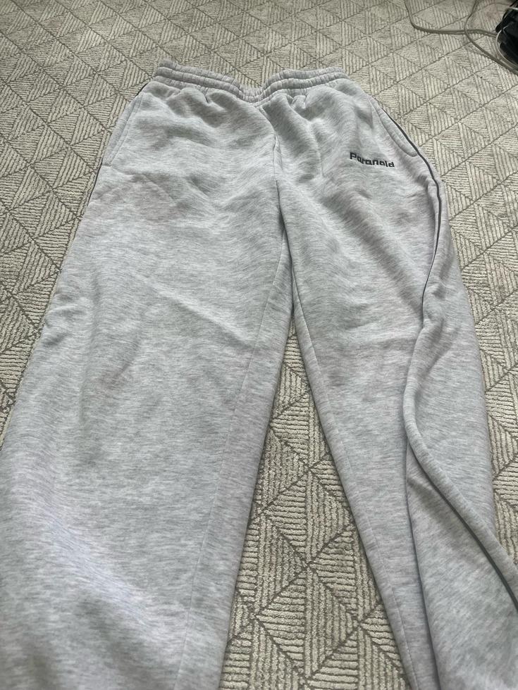 серые штаны