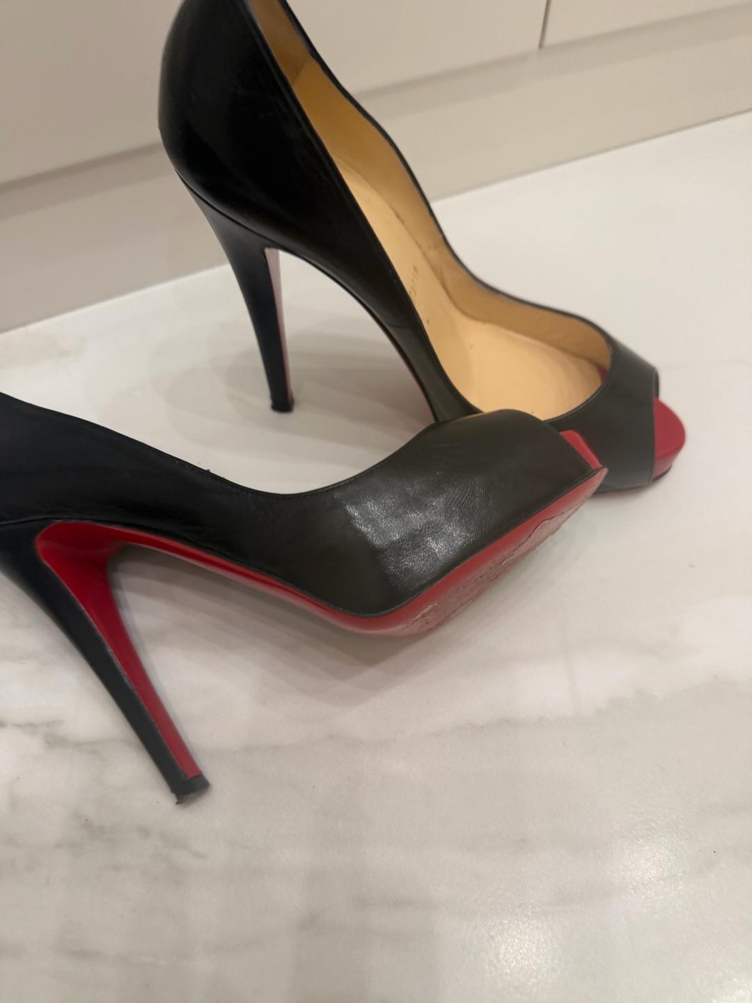 Christian Louboutin Туфли черные с красной подошвой — фото 2