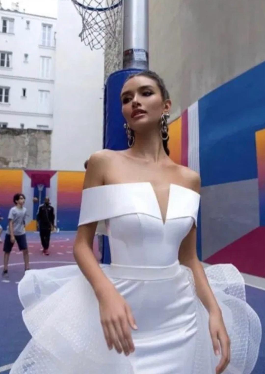 свадебное платье Свадебное платье с открытыми плечами и шлейфом — фото 2