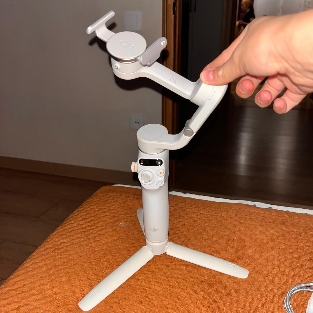 DJI стабилизатор для смартфонов DJI Osmo Mobile 6 в светло-сером (Platinum Gray) — фото 2