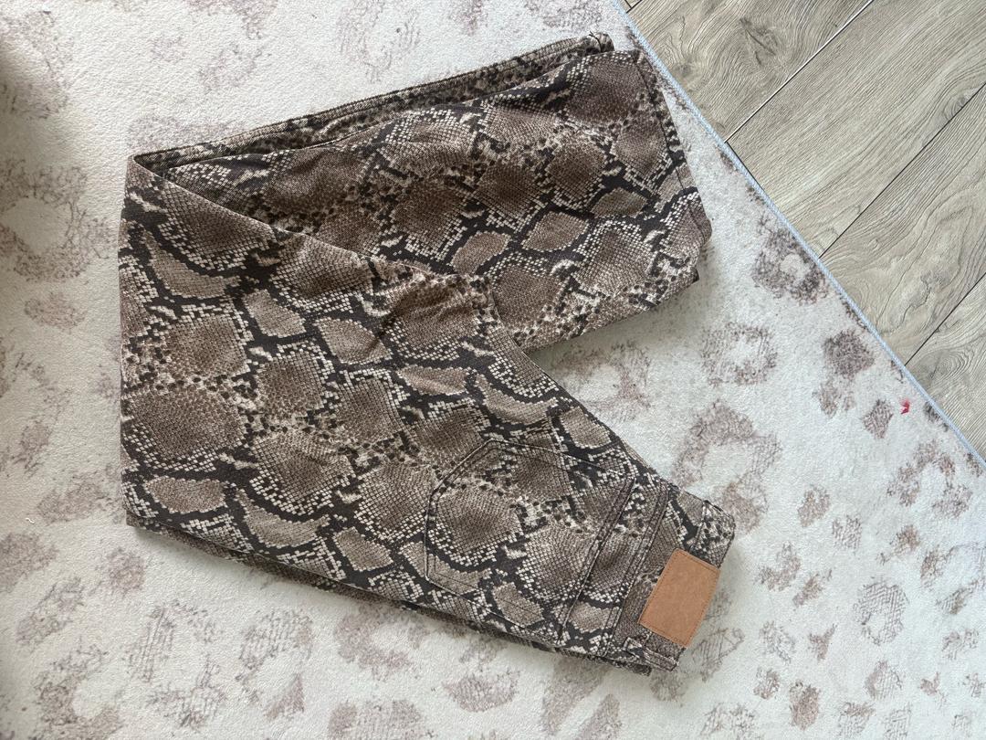 H&M Джинсы со змеиным принтом h&m — фото 2