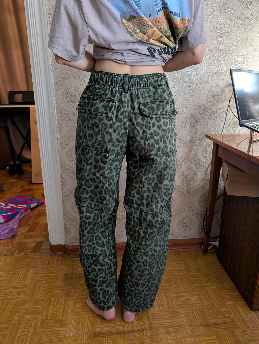Pull & Bear Трендовые брюки/джинсы Pull&Bear в зеленый леопардовый принт (EUR S) — фото 2