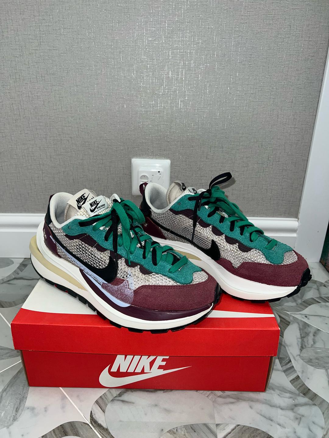 Nike Кроссовки Nike x sacai VaporWaffle "Villain Red/Neptune Green" — фото 2