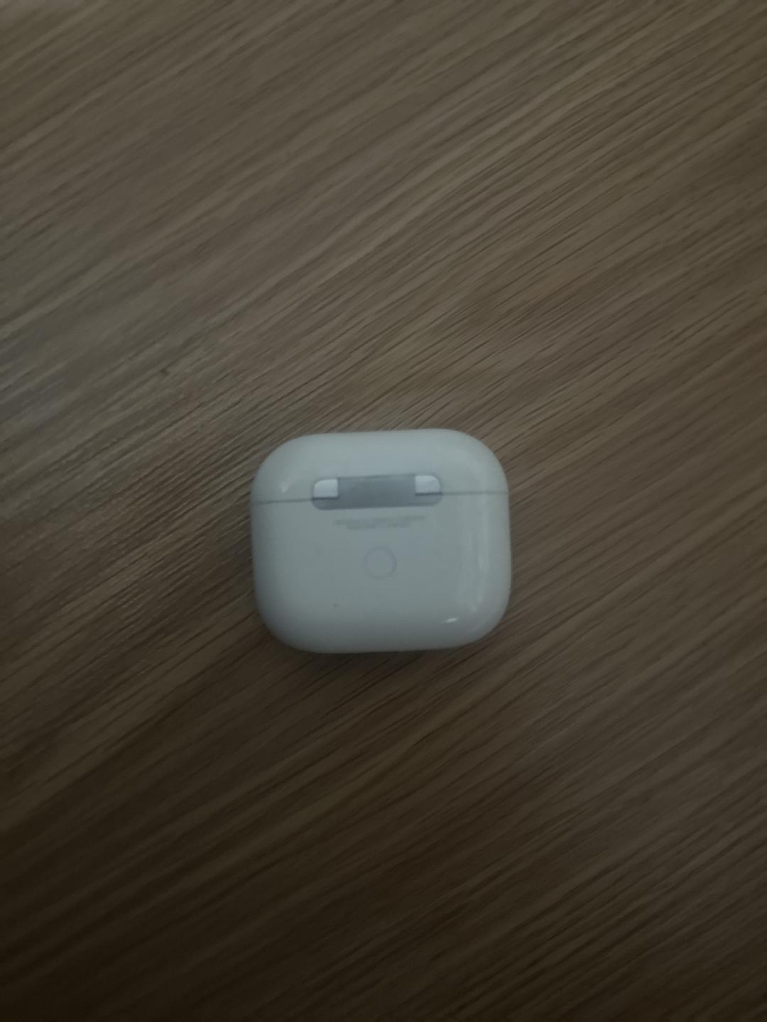 Apple Наушники с зарядным кейсом — фото 2