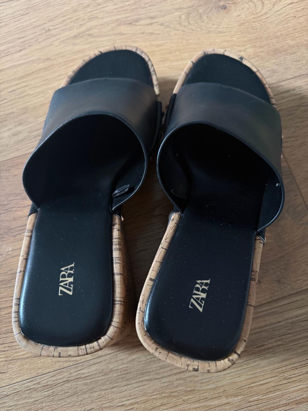 Zara босоножки Zara с пробковой танкеткой и золотистыми заклепками — фото 2