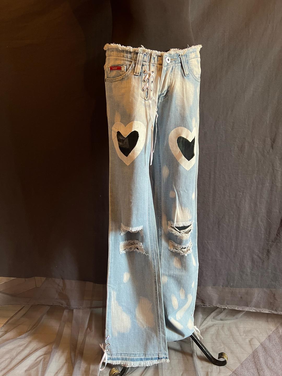 Izzi Jeans Винтажные джинсы со сквозными сердечками — фото 2