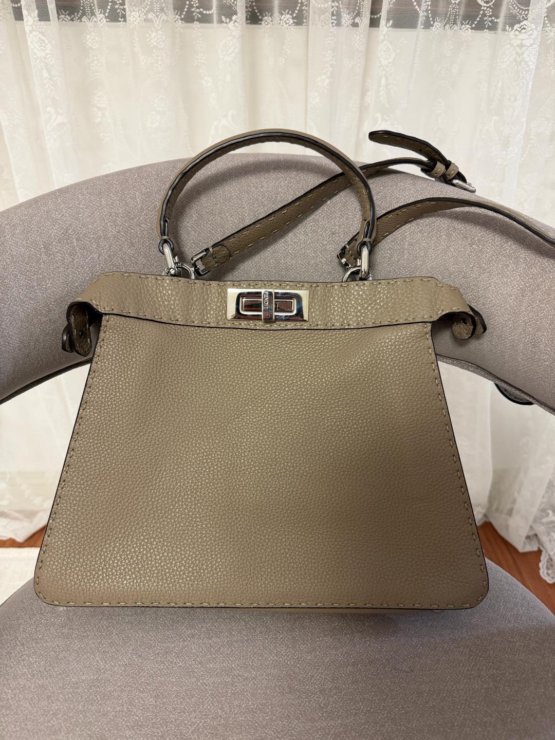 Fendi Сумка от брэнда Fendi, peekaboo iseeu среднего размера в оттенке taupe — фото 2