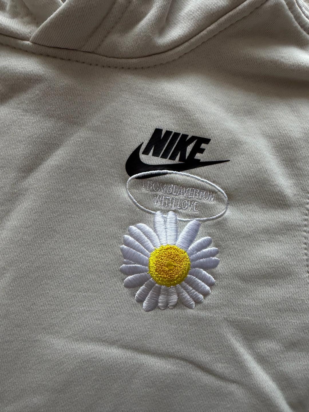 Nike Толстовка-худи Nike белая с вышивкой — фото 2