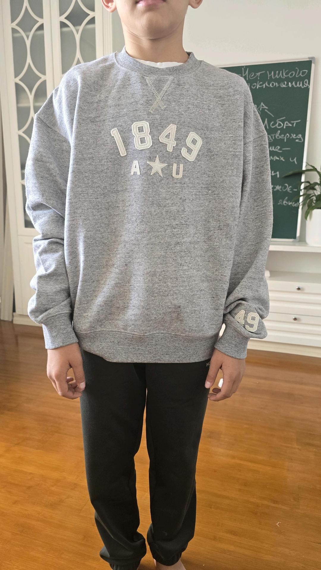 WHO.A.U серый меланжевый свитшот бренда Who.A.U (модель California Patch Sweatshirt) с — фото 2