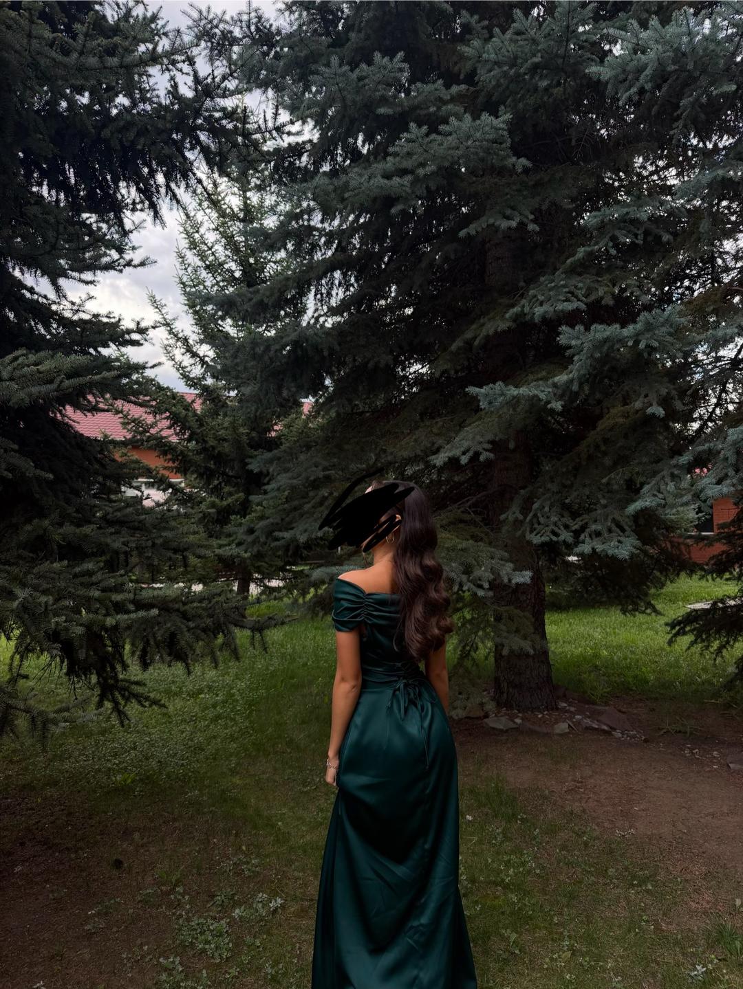 Нет бренда Вечернее атласное платье макси с открытыми плечами — фото 2