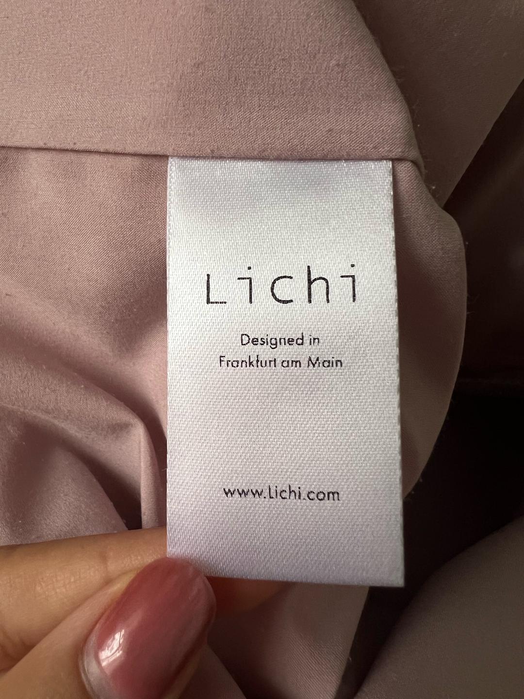 Lichi платье бренда Lichi с квадратным вырезом и объёмными рукавами-фонариками — фото 2