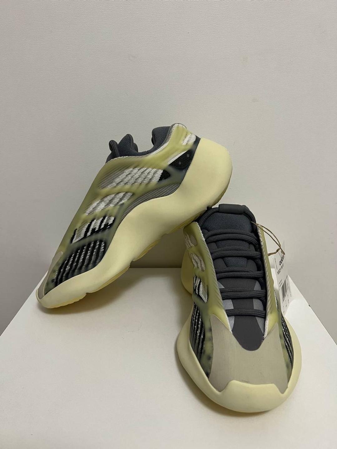 Yeezy Женские кроссовки Adidas Yeezy 700 V3 — фото 2
