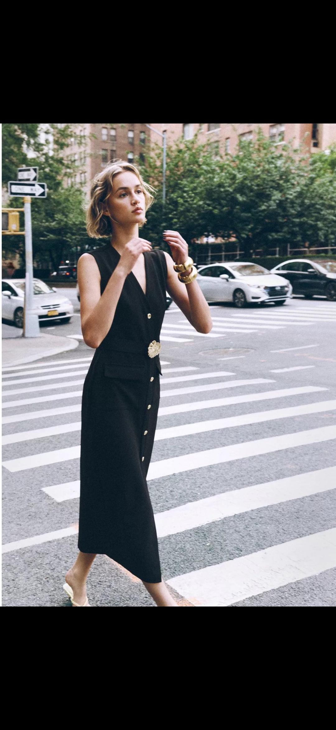 Zara Черное платье миди на пуговицах с золотистым поясом — фото 2