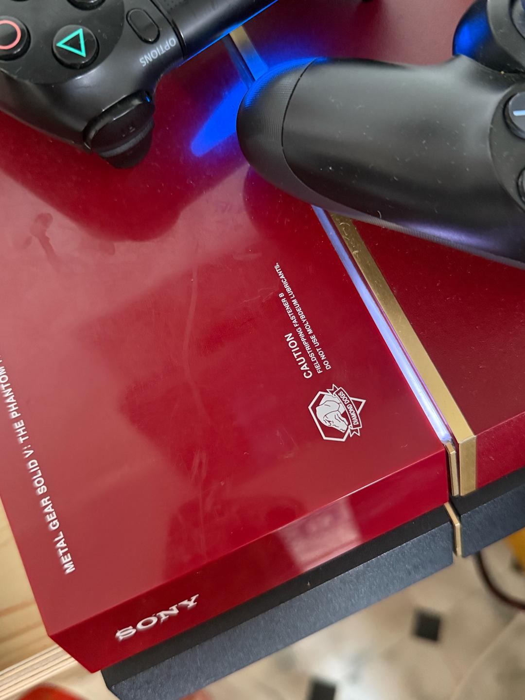 Sony Игровая консоль Sony PlayStation 4 Metal Gear Solid Edition с двумя геймпадами — фото 2