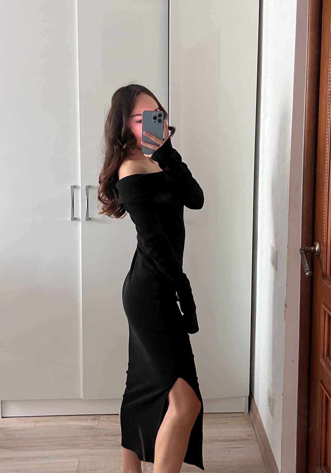 showroom Черное платье трикотажное с открытыми плечами — фото 2