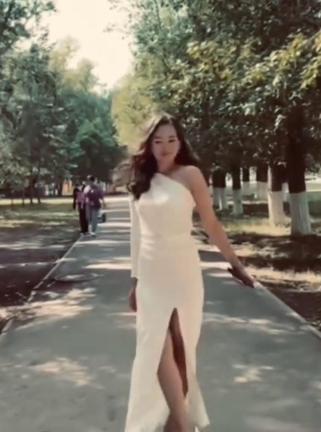 Нет бренда Белое вечернее платье с разрезом на одно плечо — фото 2