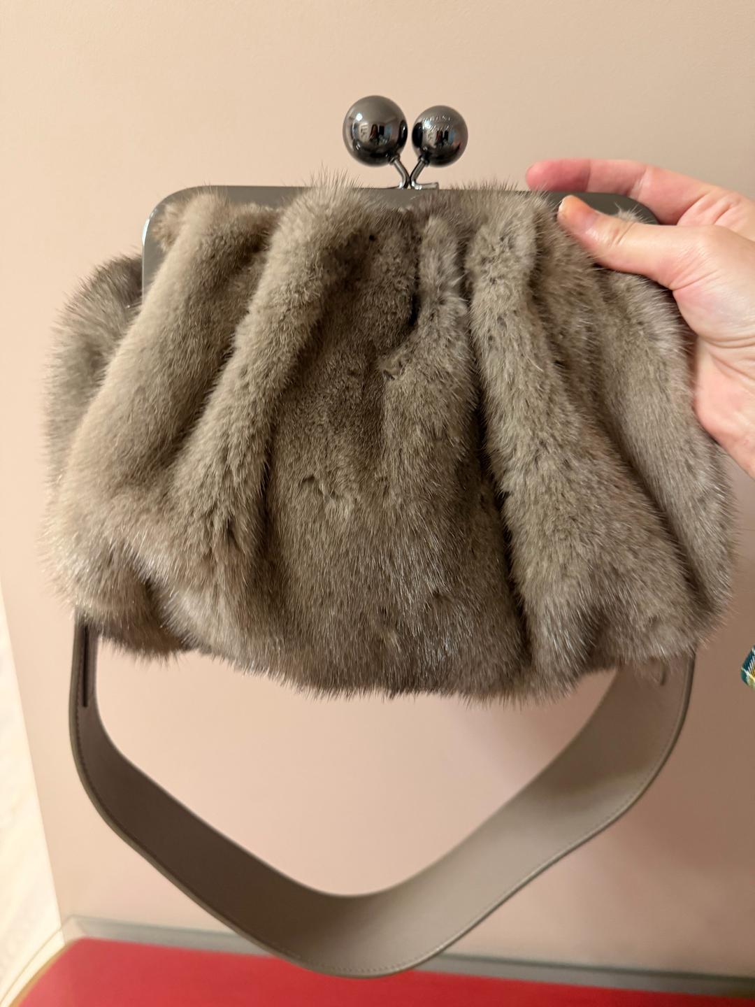 Max Mara Сумка меховая на фермуаре — фото 2