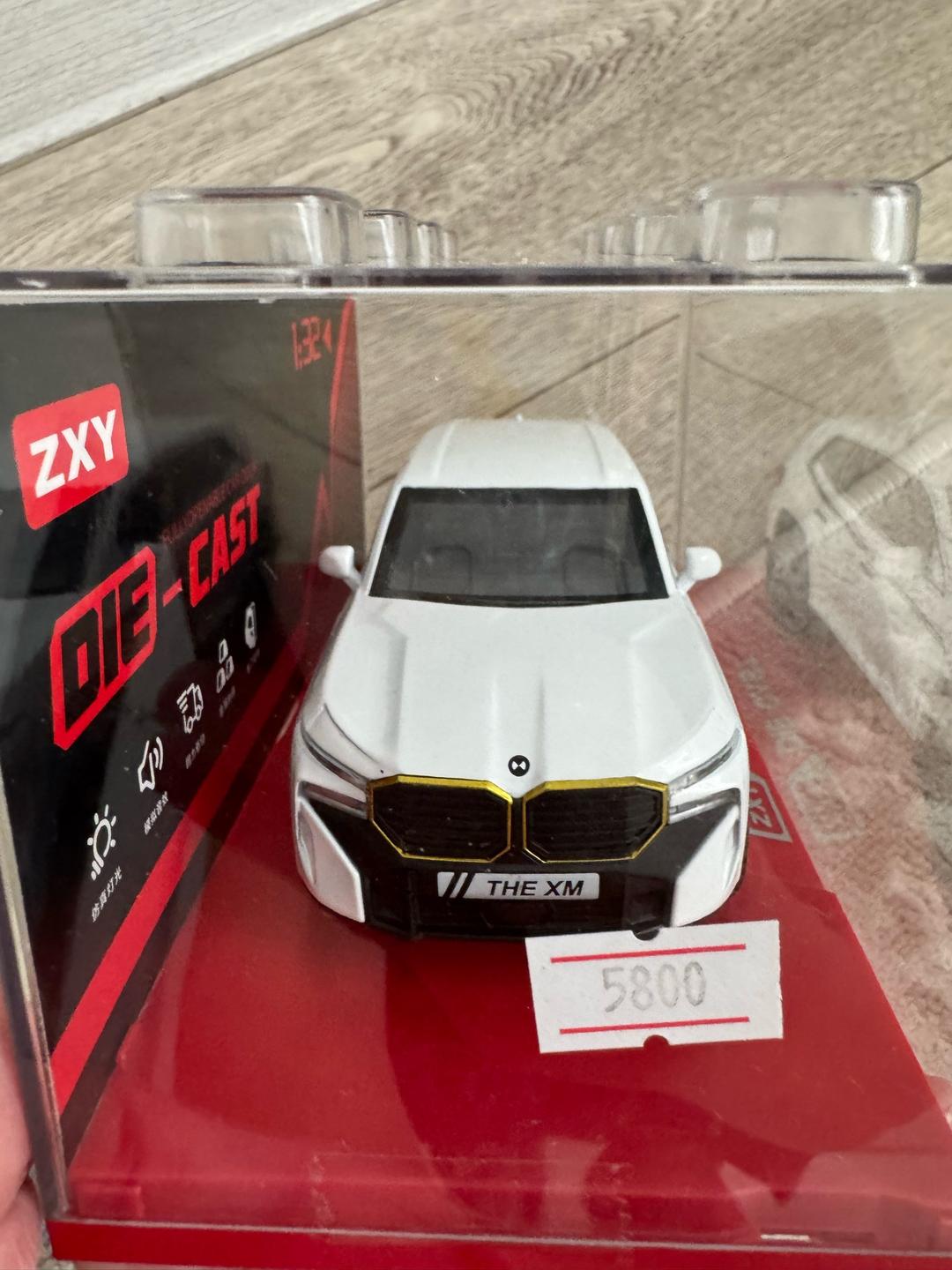 Коллекционная модель автомобиля BMW XM — фото 2