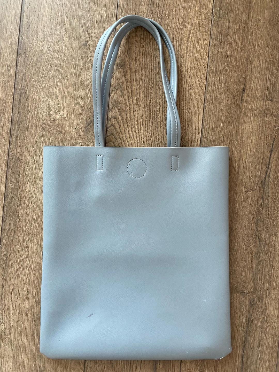 Miniso Светло голубая тоут сумка из эко-кожи на застежке — фото 2