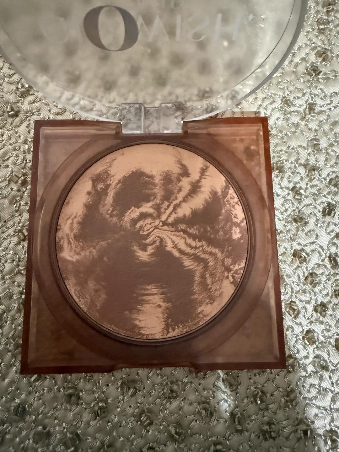 Huda Beauty GloWish Soft Radiance Vegan Bronzing Powder в оттенке 02 Medium от Huda Beauty — фото 2