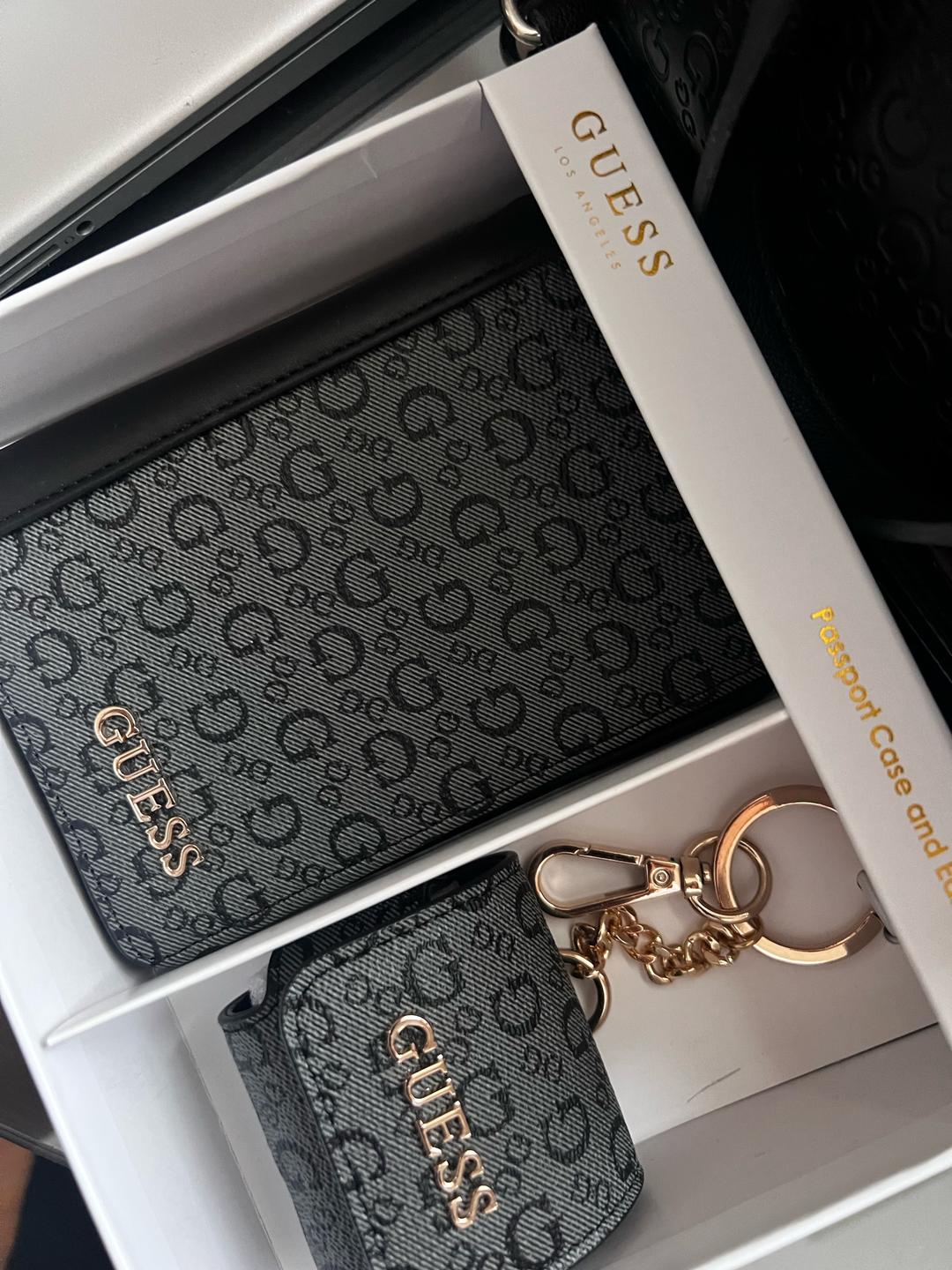 GUESS Passport case + ear buds — фото 2