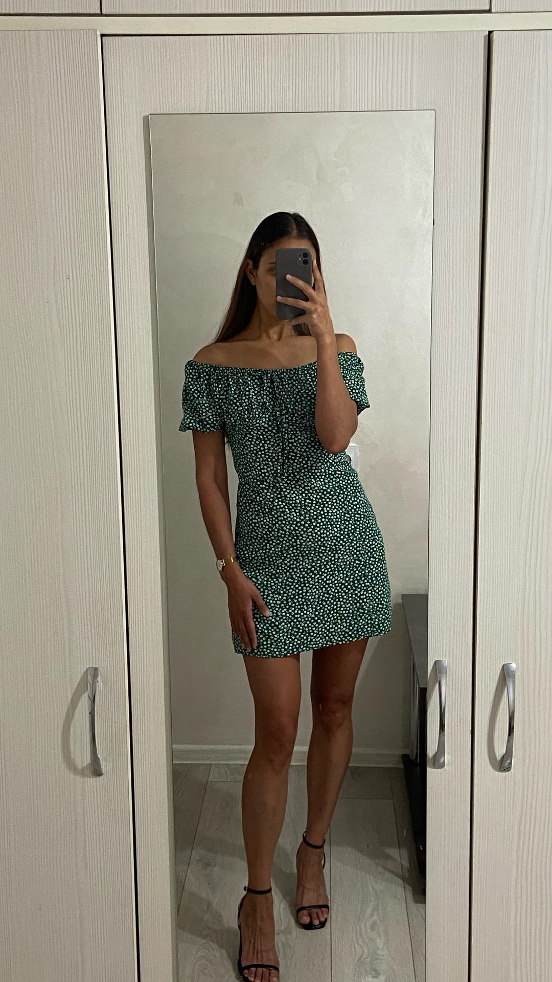 look online Зеленое платье LOOK ONLINE в цветочный принт с открытыми плечами — фото 2