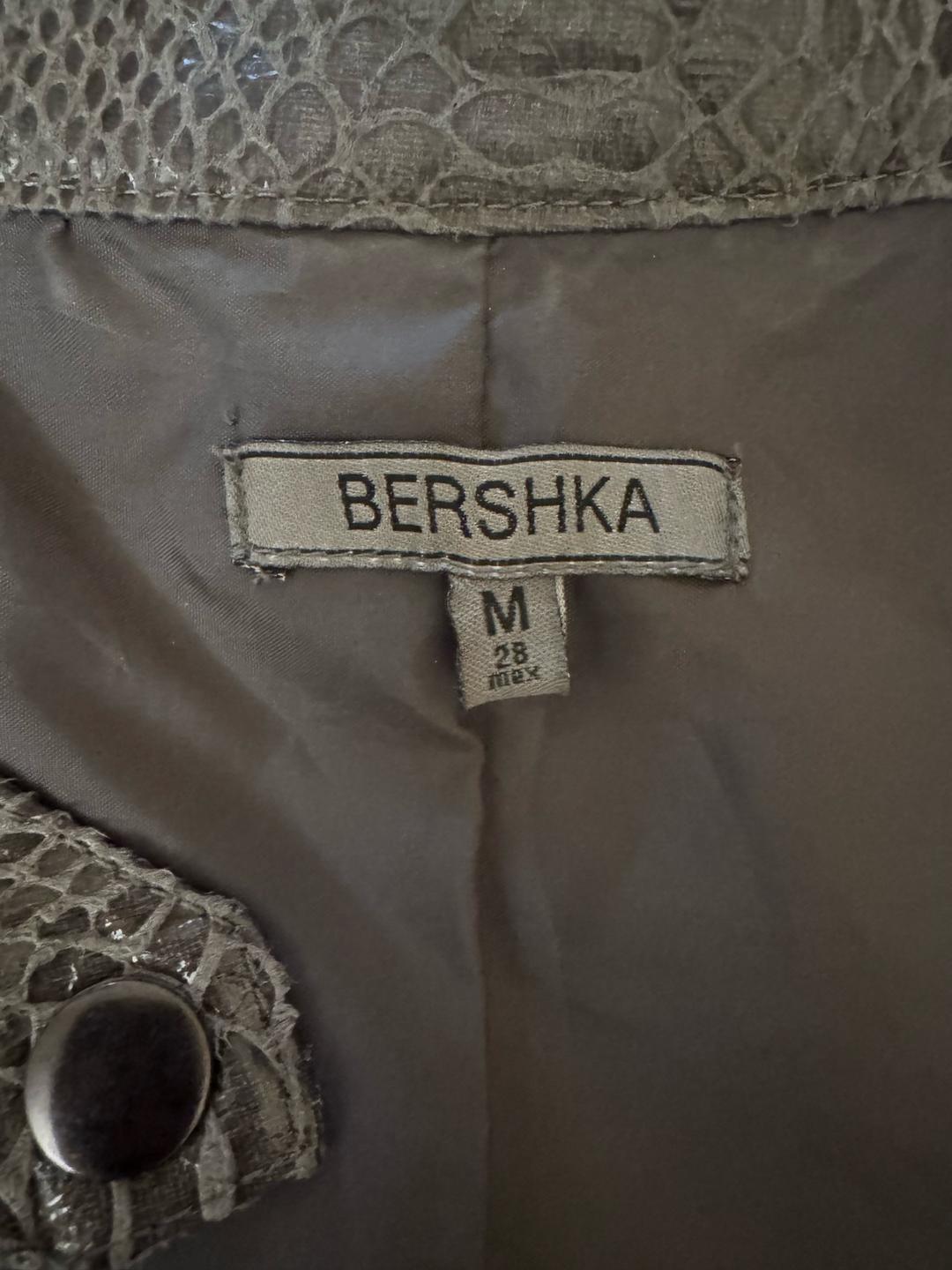 Bershka Куртку с змеиным принтом  bershka — фото 2