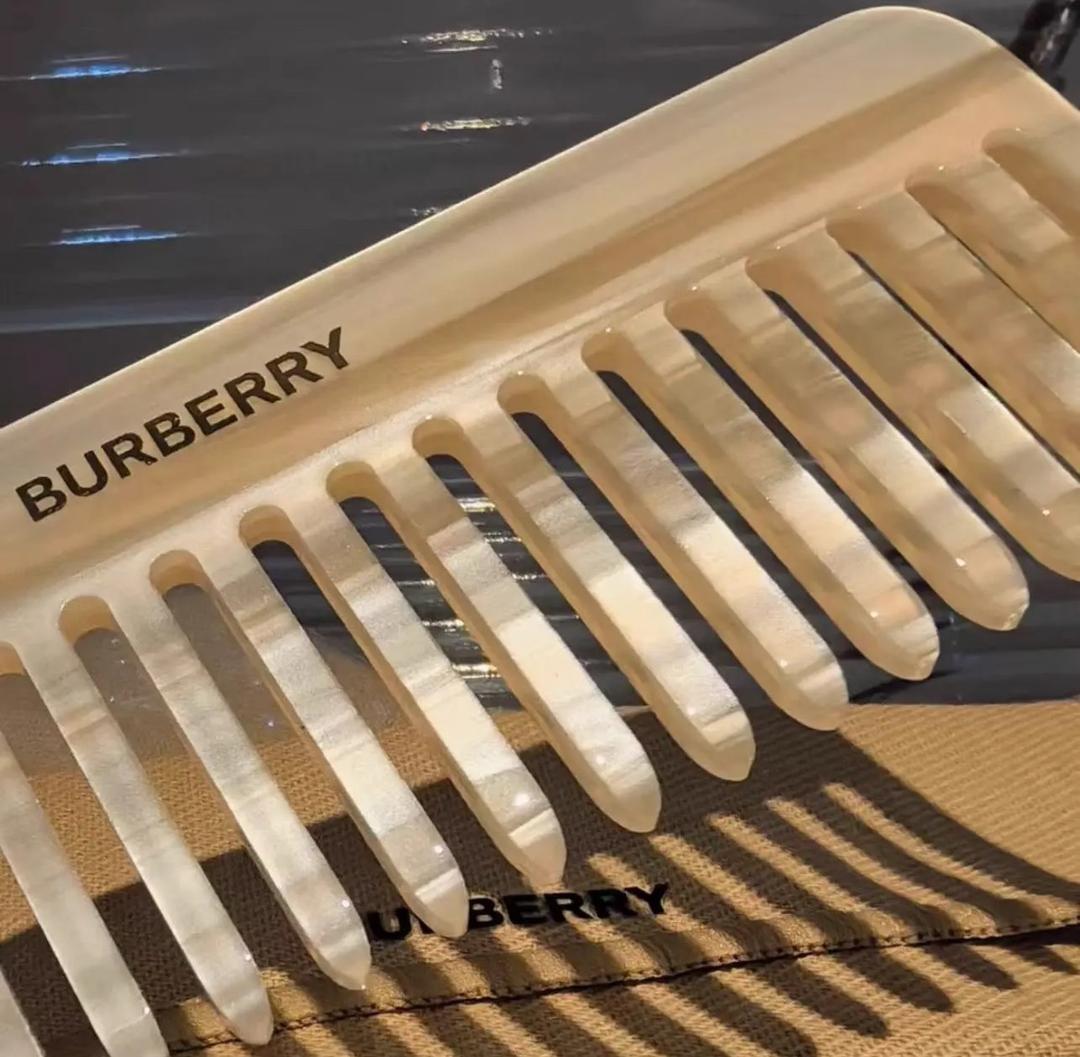 Burberry Гребень Burberry Beauty в чехле — фото 2