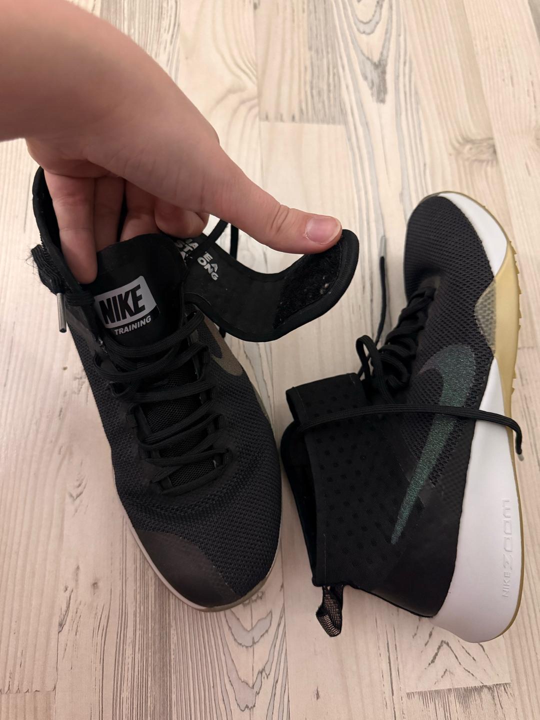 Nike Продам женские кроссовки Nike Air Zoom Strong 2 Metallic Black — фото 2