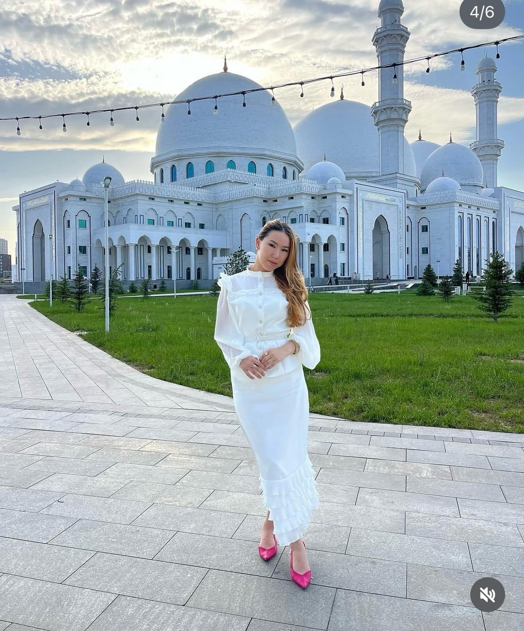 Нет бренда Длинное белое платье с плиссированными оборками — фото 2