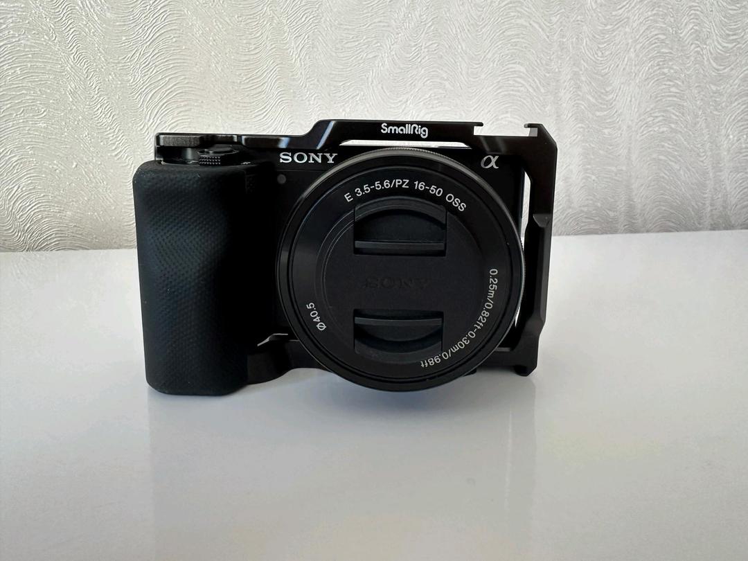 Sony Sony ZV-E10 Kit 16-50 +SmallRig, пробег 206 кадров, идеальное состояние — фото 2