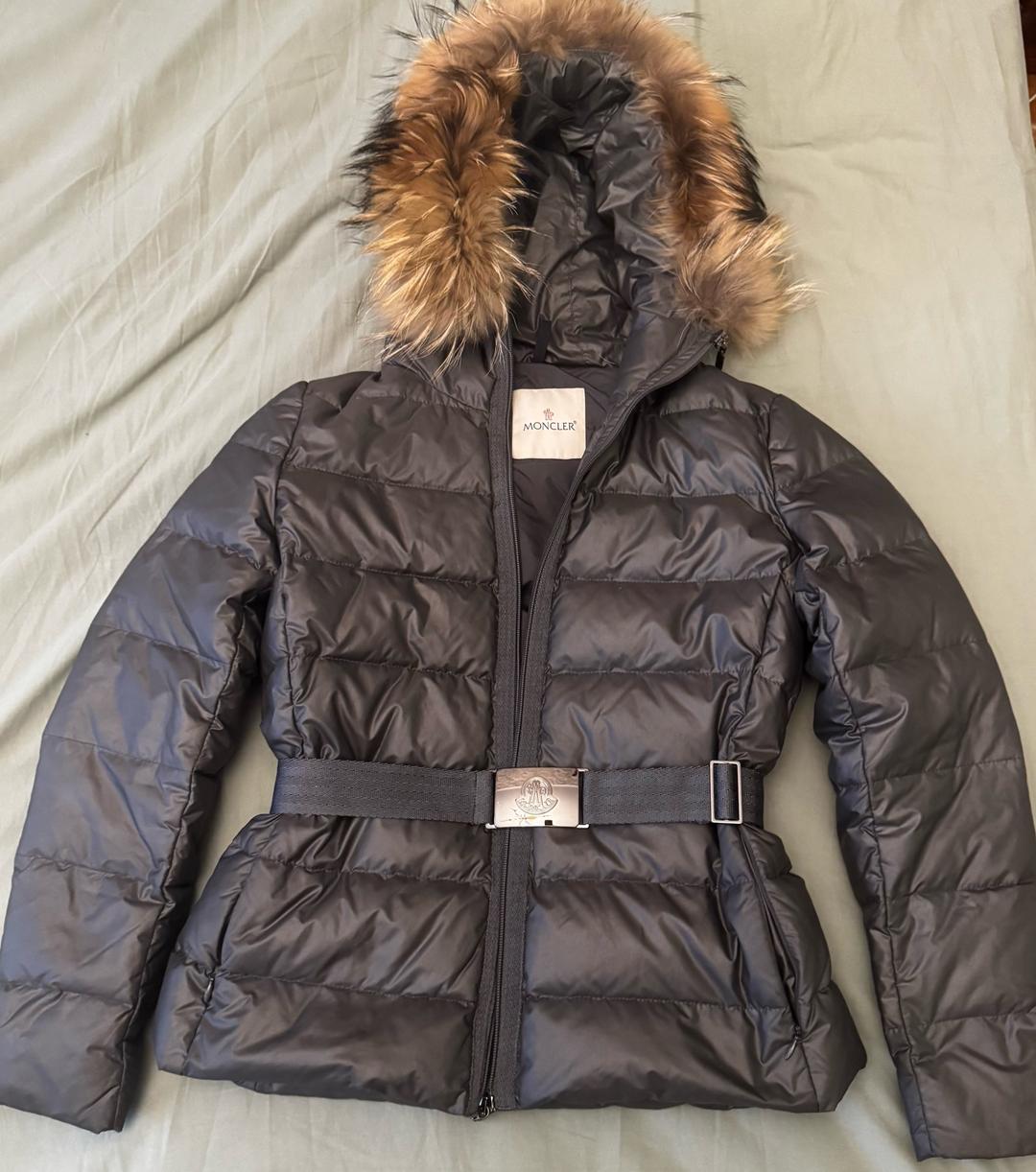 Moncler Женский пуховик Moncler с меховым капюшоном и поясом  размер S — фото 2