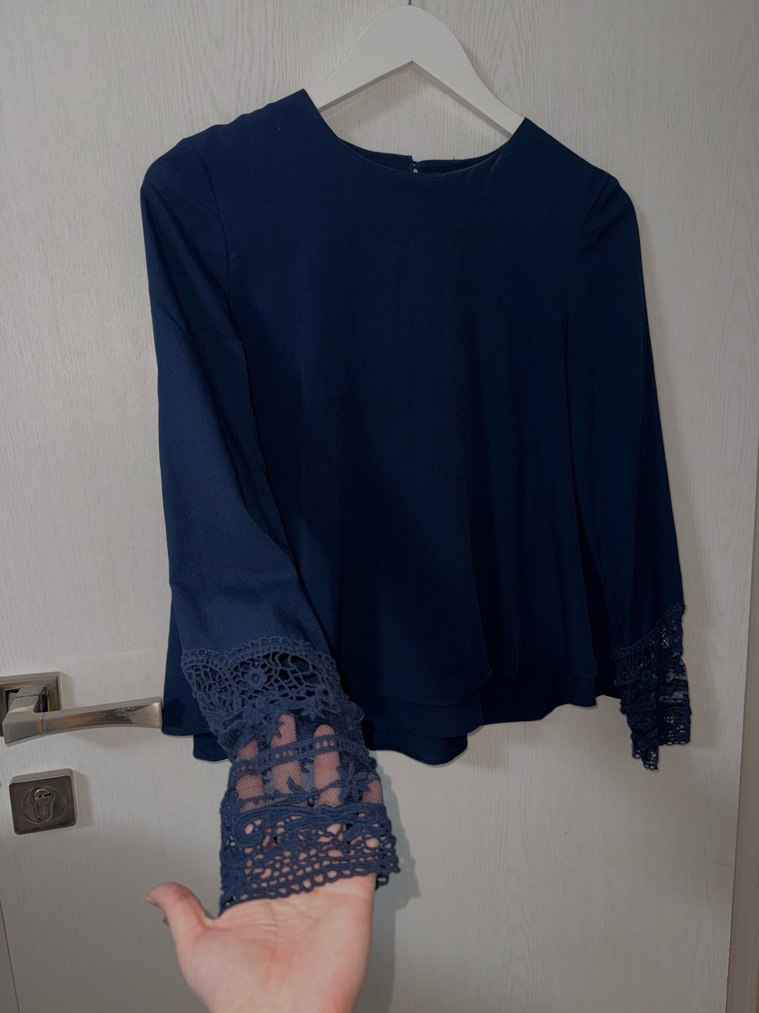 Zara темно-синяя блузка с кружевными вставками на рукавах — фото 2