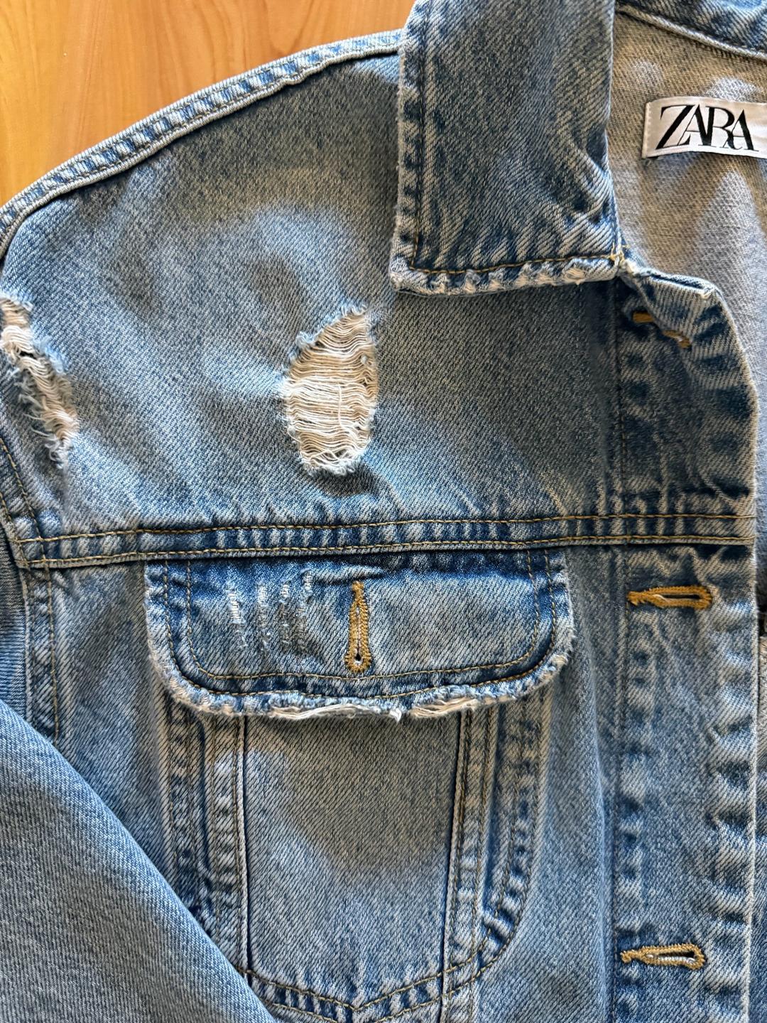 Zara Джинсовка ZARA oversize рваная в голубом цвете — фото 2