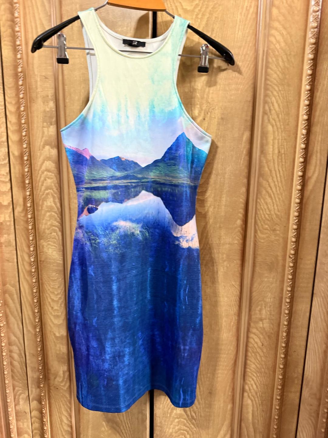H&M Платье H&M с открытой спиной и принтом гор 🌊 — фото 2