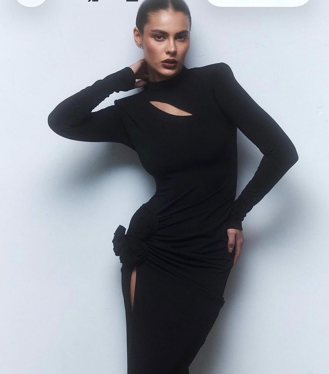 Blacky Черное длинное платье с вырезом и декоративным цветком — фото 2