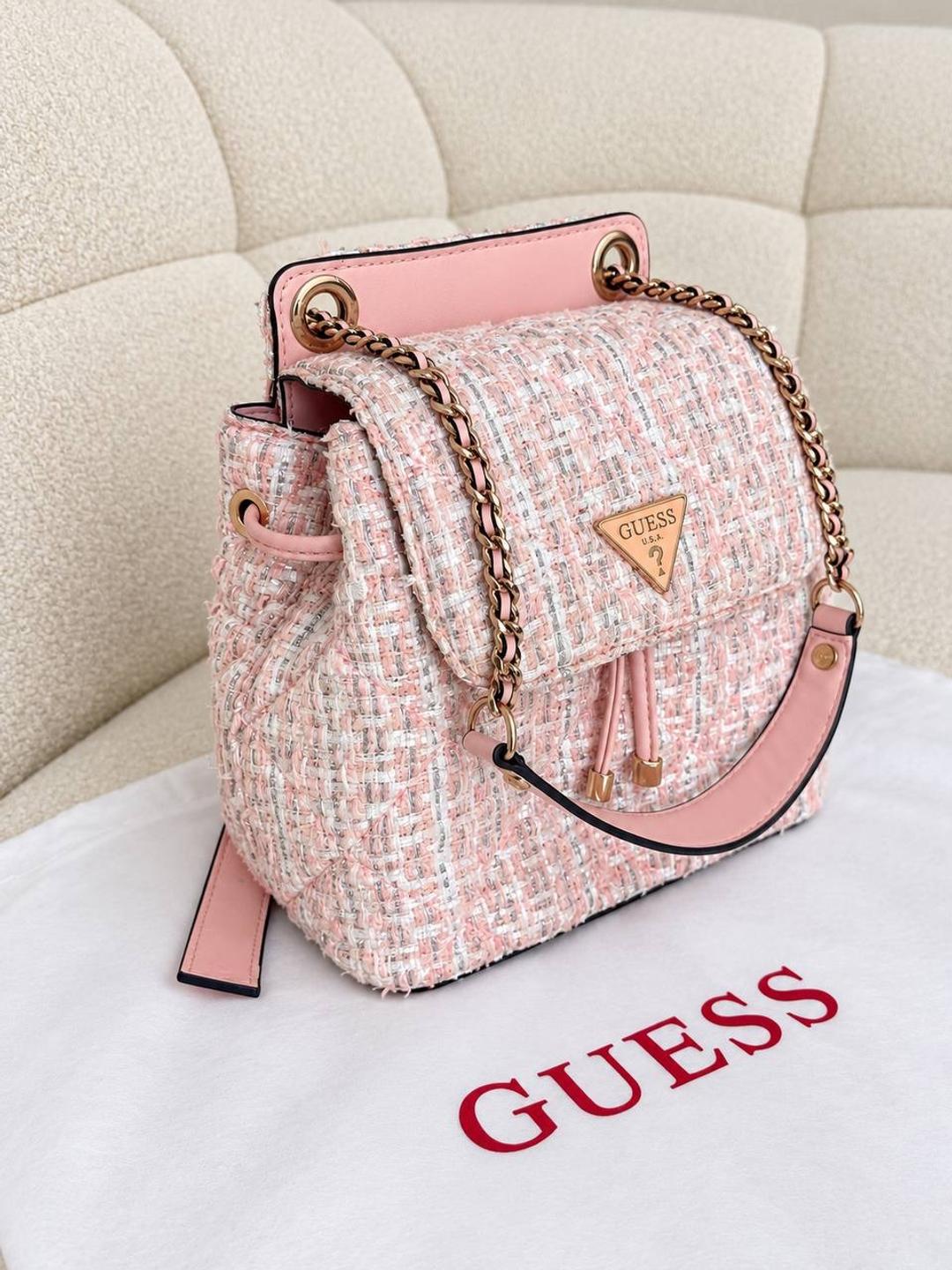 GUESS Оригинальный мини-рюкзак GUESS Cessily Tweed Flap Backpack в розовом цвете — фото 2