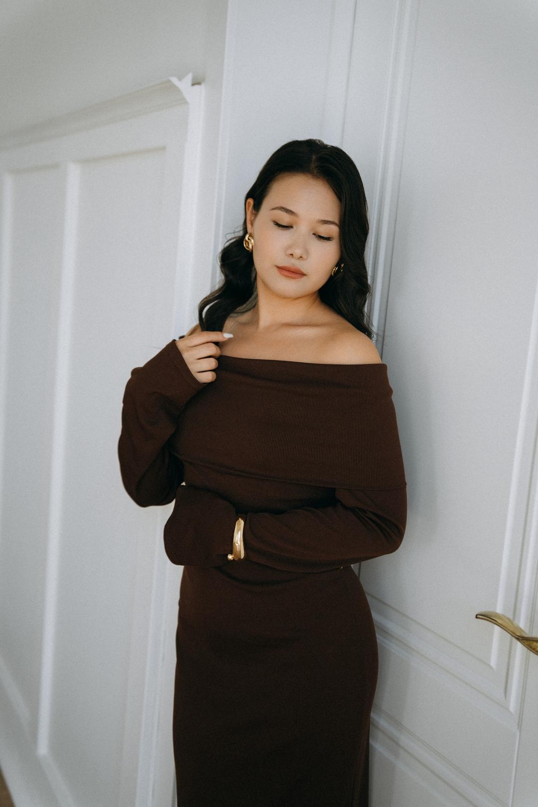 Платье миди с открытыми плечами — фото 2