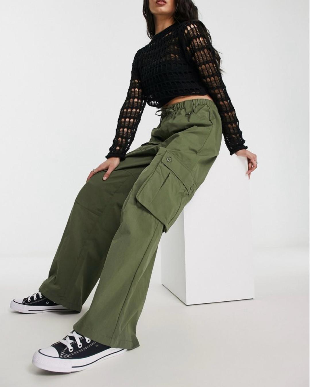 Bershka Широкие нейлоновые брюки-карго с кулиской на талии Bershka цвета хаки — фото 2