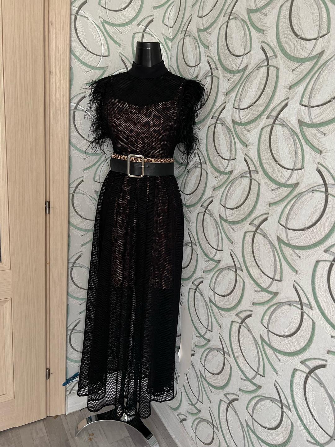 Perle Donna Тигровое платье с черной накидкой  с перьями — фото 2