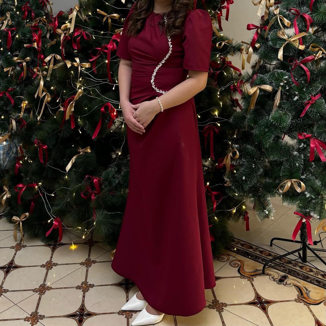 COCO wear Вечернее бордовое платье макси с жемчугом — фото 2