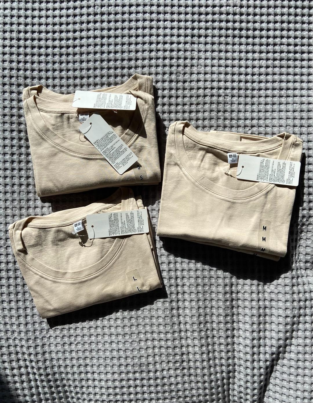 Uniqlo Женские футболки базовые UniqloБазовые футболки бежевом цвете, оригинал — фото 2