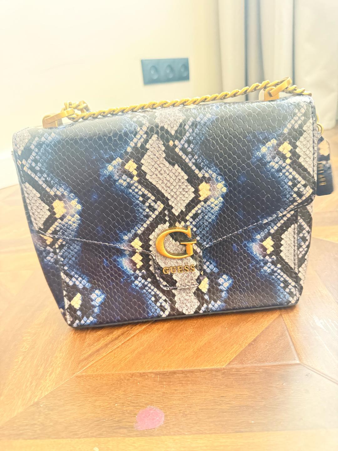 GUESS Сумка Guess со змеиным принтом — фото 2