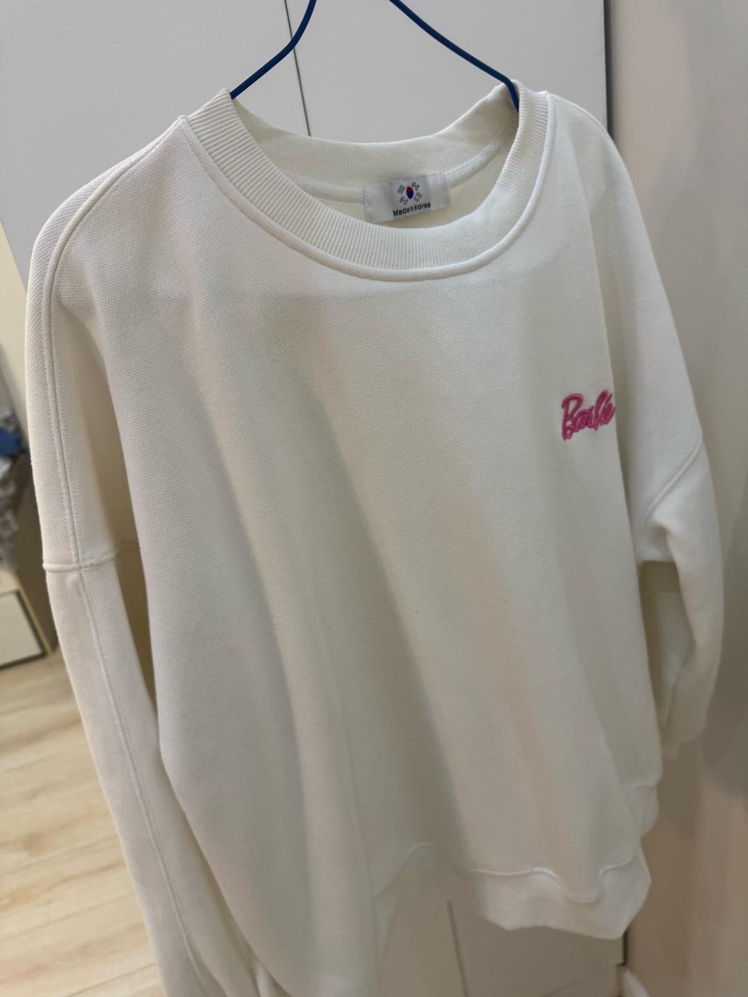 Made in Korea Продаю суперуютный белый свитшот с вышивкой Barbie 💕• — фото 2